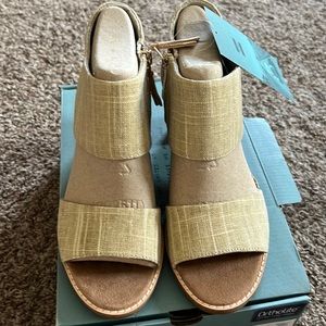 7.5 Toms Majorca Cut Out Wedge Shoe Champagne and Gold box included